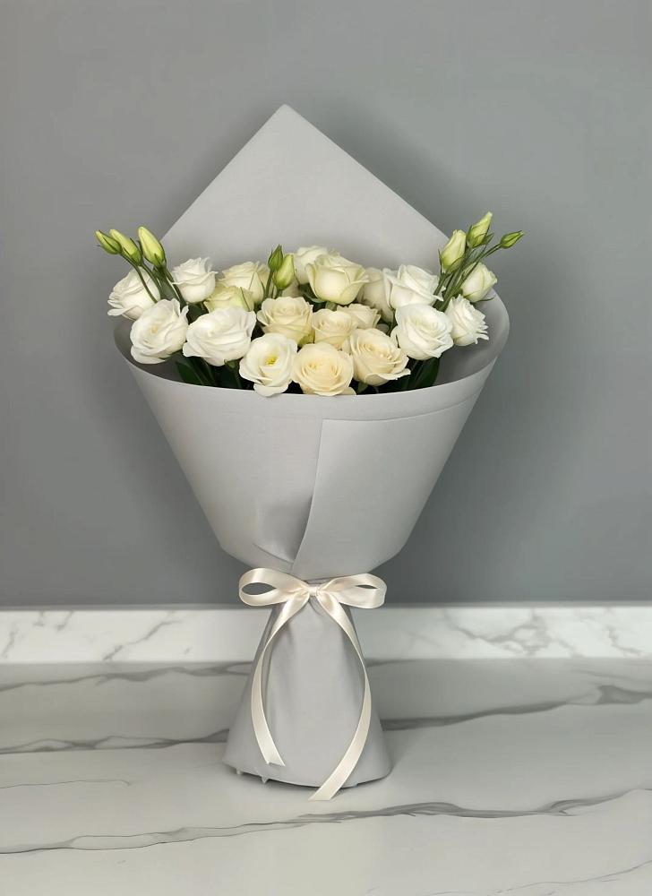 Букет цветов из: Розы и Лизиантусы в Нестерове