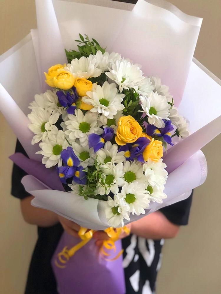 Букет цветов из: Ирисы, Хризантемы и Розы в Нестерове
