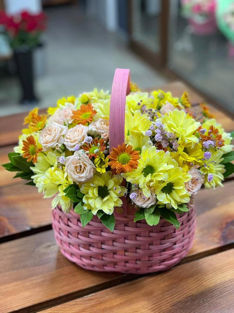 Цветочная композиция из Хризантемы и Розы в корзине в Нестерове