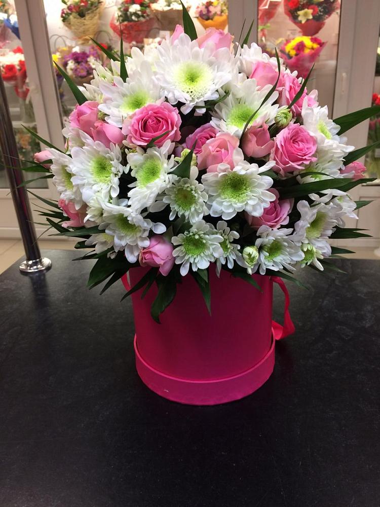 Цветочная композиция из Розы и Хризантемы в шляпной коробке в Нестерове