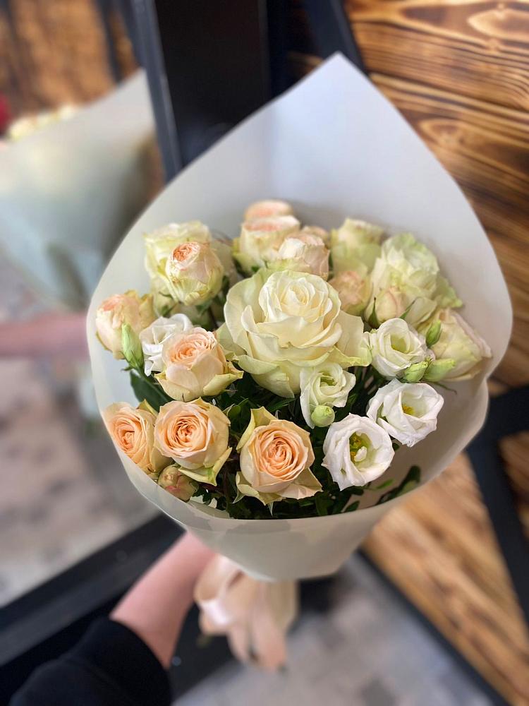 Букет цветов из: Розы и Лизиантусы в Нестерове